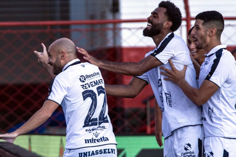 Regis, Caiu Vinicius e Alexis Alvariño