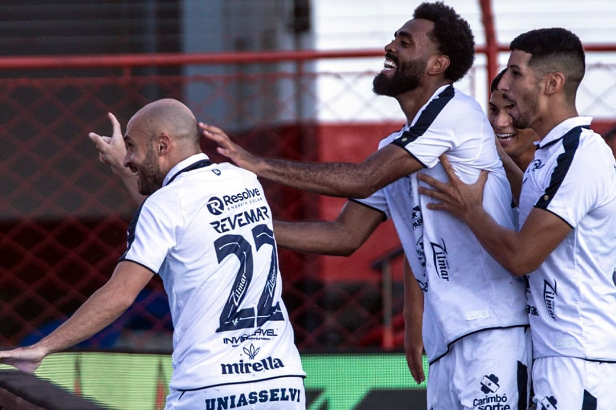 Regis, Caiu Vinicius e Alexis Alvariño